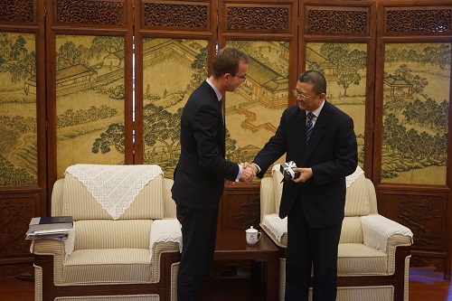 20151217丹麦高等教育和科挤部部长来访-互赠礼物并握手.JPG 20151217丹麦高等教育和科挤部部长来访-互赠礼物并握手.JPG