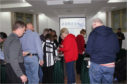 图2外籍教师品尝中华美食.jpg 图2外籍教师品尝中华美食.jpg