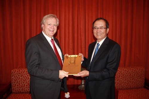 林校长向布莱恩·施密特教授颁授“大学堂”顶尖学者铜牌 - 副本.JPG 林校长向布莱恩·施密特教授颁授“大学堂”顶尖学者铜牌 - 副本.JPG