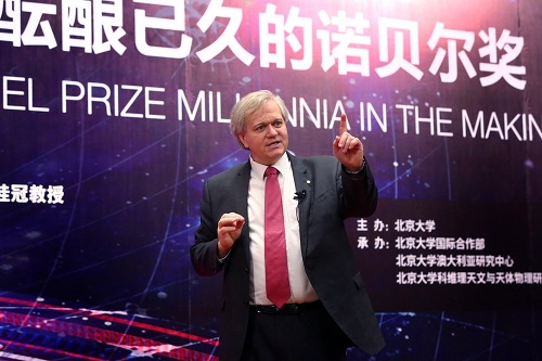 演讲中.JPG 演讲中.JPG