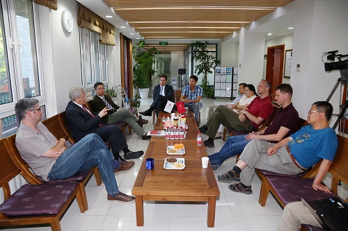 演讲结束后,布莱恩·施密特教授前往北京大学科维里天文与天体物理研究所访问,并与所内研究员座谈.JPG 演讲结束后,布莱恩·施密特教授前往北京大学科维里天文与天体物理研究所访问,并与所内研究员座谈.JPG