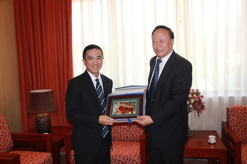 朱善璐向魏宏名赠送纪念品.JPG 朱善璐向魏宏名赠送纪念品.JPG