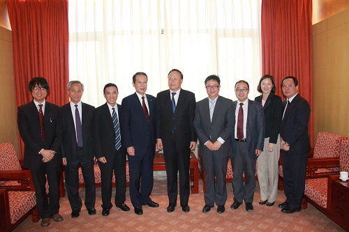 三方合影.JPG 三方合影.JPG