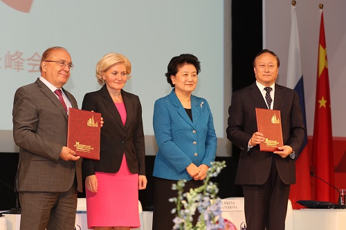 朱书记与萨多夫尼奇校长交换协议.jpg 朱书记与萨多夫尼奇校长交换协议.jpg