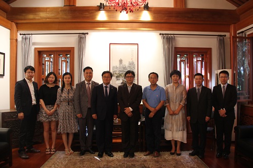 合影.JPG 合影.JPG