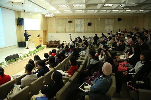 演讲现场.JPG 演讲现场.JPG