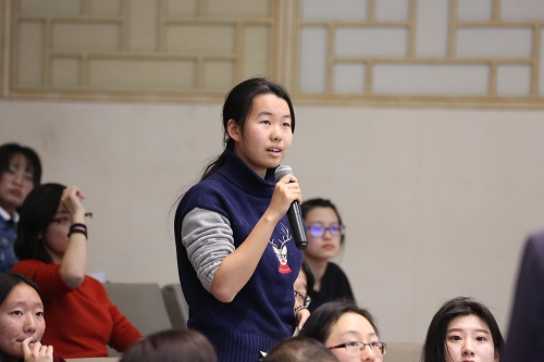 学生向伊曼纽尔.德.梅罗德提问.JPG 学生向伊曼纽尔.德.梅罗德提问.JPG